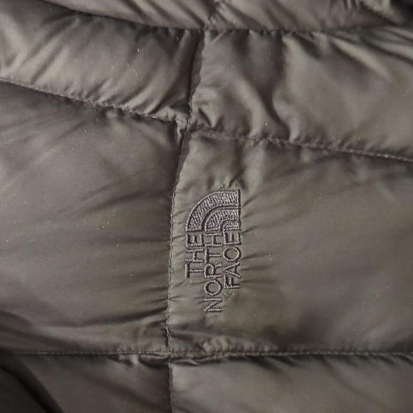 Women's Down filled North Face coat - Picture 3 of 5